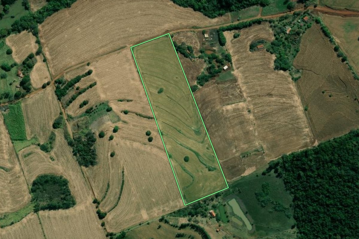 Imagem de satélite do imóvel rural em Santo Antônio da Platina (PR), com o contorno declarado no CAR desenhado por cima.