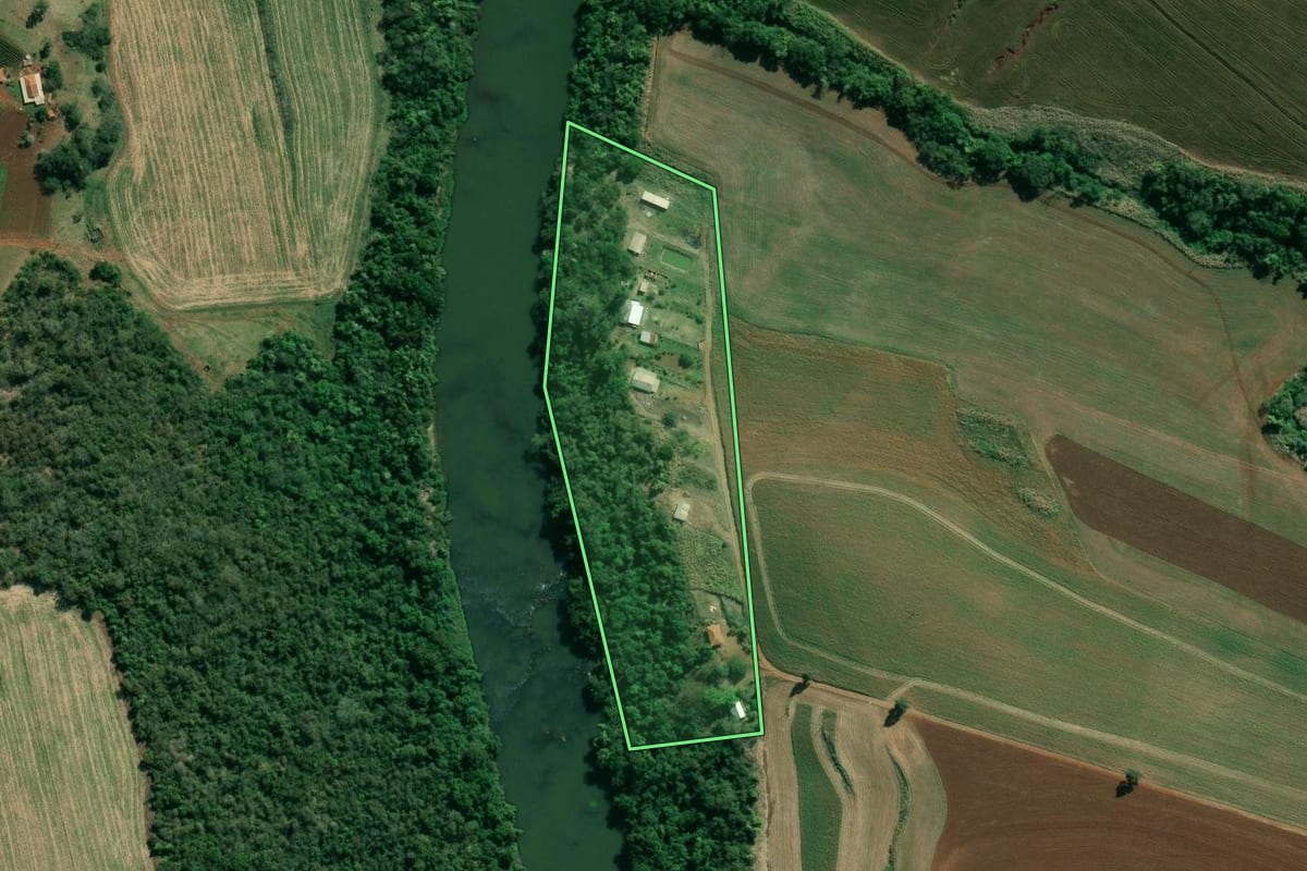 Imagem de satélite do imóvel rural em Santo Antônio da Platina (PR), com o contorno declarado no CAR desenhado por cima.
