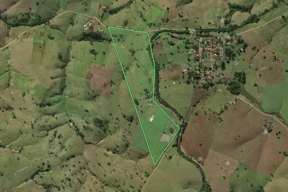 Imagem de satélite do imóvel rural em Santo Antônio da Platina (PR), com o contorno declarado no CAR desenhado por cima.