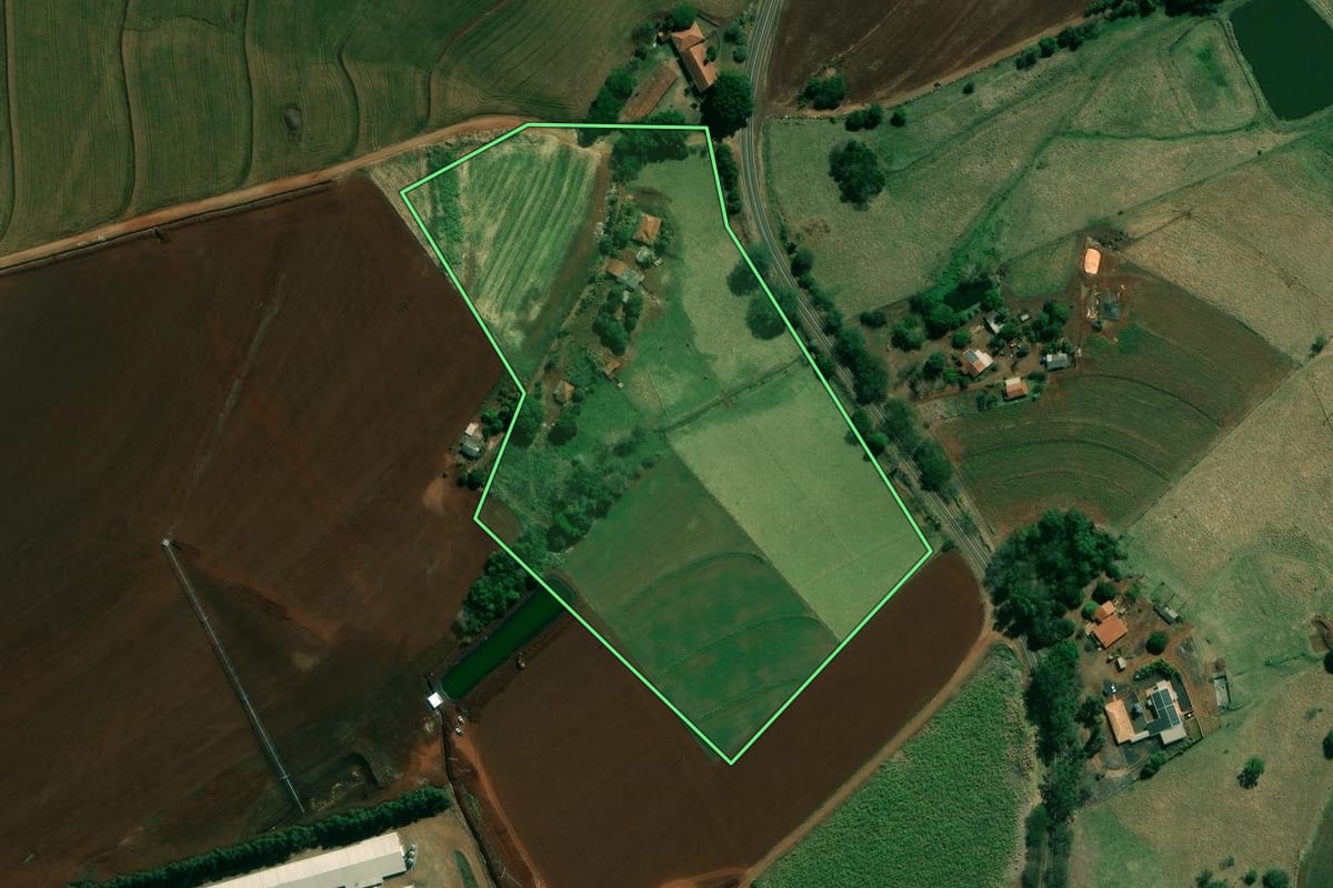 Imagem de satélite do imóvel rural em Santo Antônio da Platina (PR), com o contorno declarado no CAR desenhado por cima.