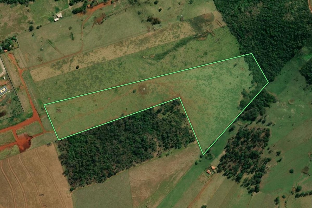 Imagem de satélite do imóvel rural em Santo Antônio da Platina (PR), com o contorno declarado no CAR desenhado por cima.