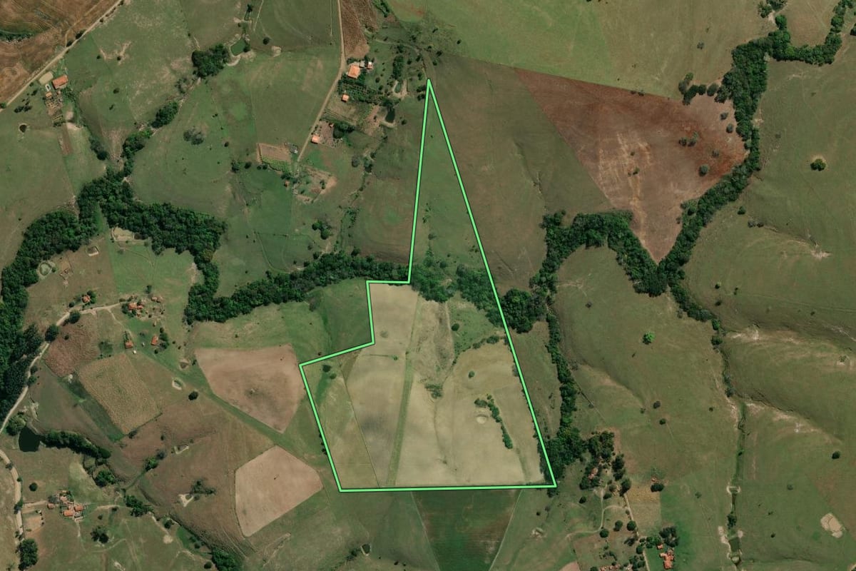 Imagem de satélite do imóvel rural em Santo Antônio da Platina (PR), com o contorno declarado no CAR desenhado por cima.