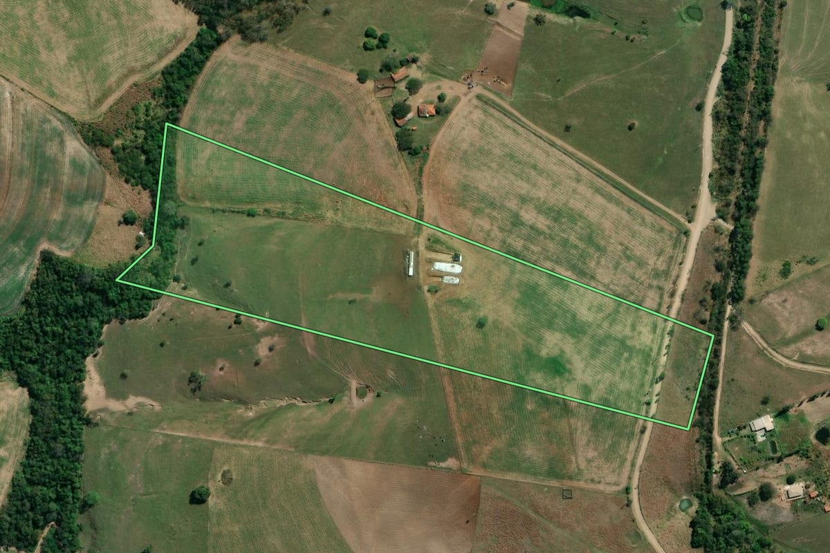 Imagem de satélite do imóvel rural em Santo Antônio da Platina (PR), com o contorno declarado no CAR desenhado por cima.