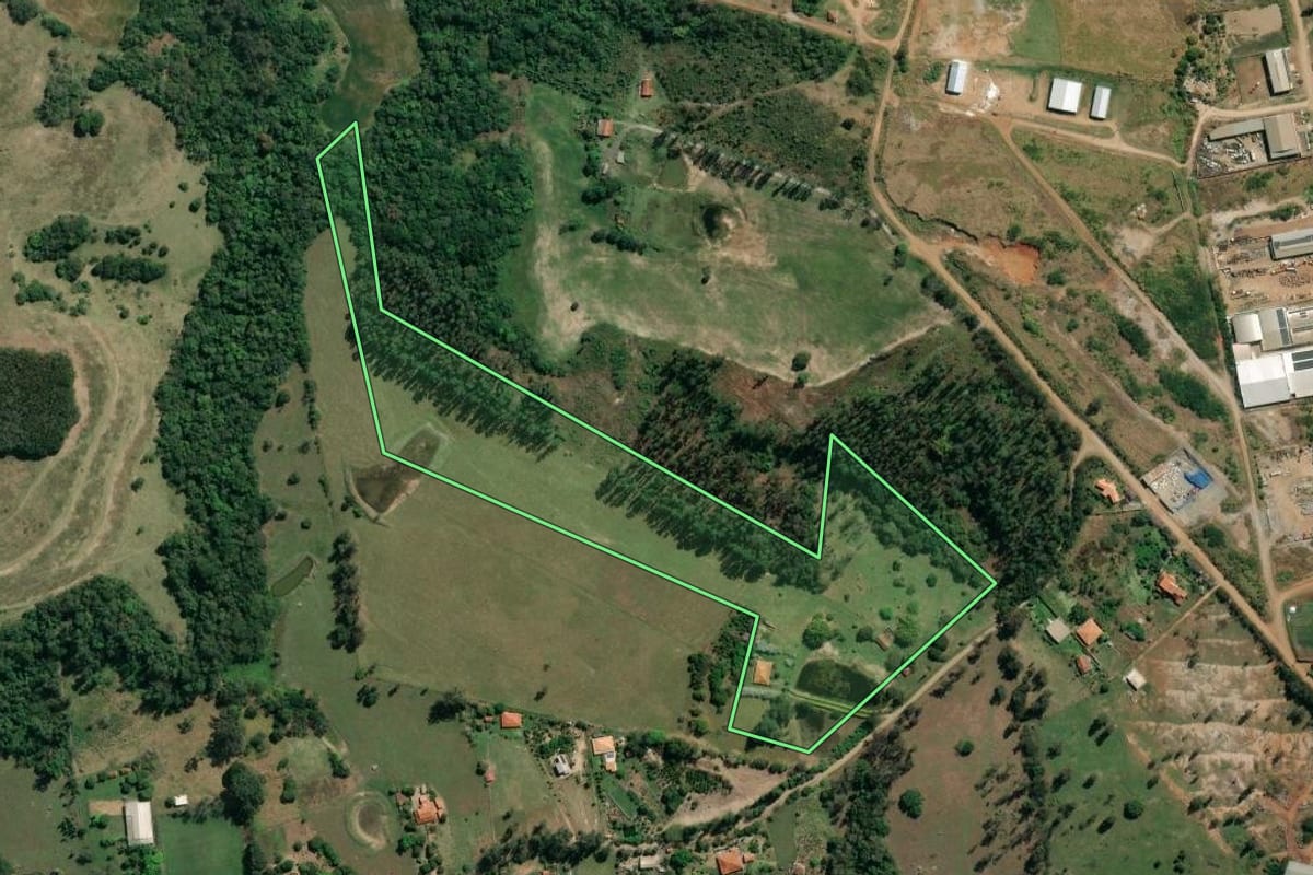 Imagem de satélite do imóvel rural em Santo Antônio da Platina (PR), com o contorno declarado no CAR desenhado por cima.