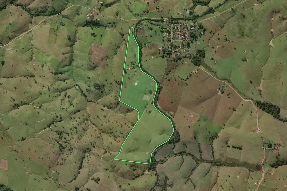 Imagem de satélite do imóvel rural em Santo Antônio da Platina (PR), com o contorno declarado no CAR desenhado por cima.