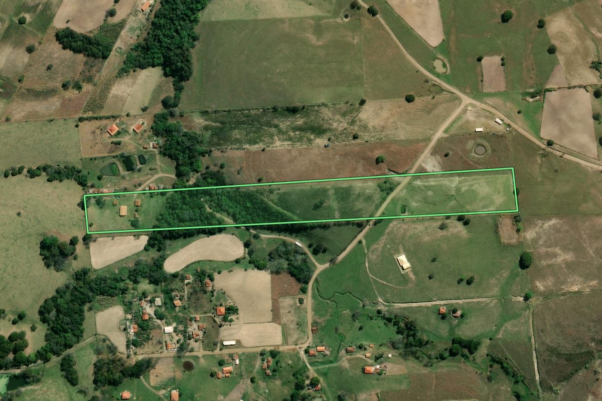 Imagem de satélite do imóvel rural em Santo Antônio da Platina (PR), com o contorno declarado no CAR desenhado por cima.