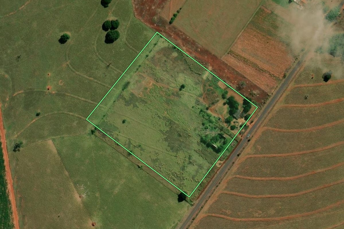 Imagem de satélite do imóvel rural em Santo Antônio do Caiuá (PR), com o contorno declarado no CAR desenhado por cima.