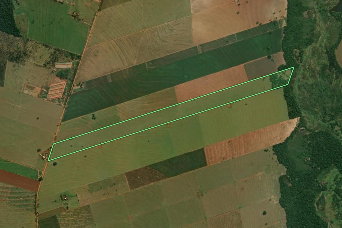 Imagem de satélite do imóvel rural em Santo Antônio do Caiuá (PR), com o contorno declarado no CAR desenhado por cima.