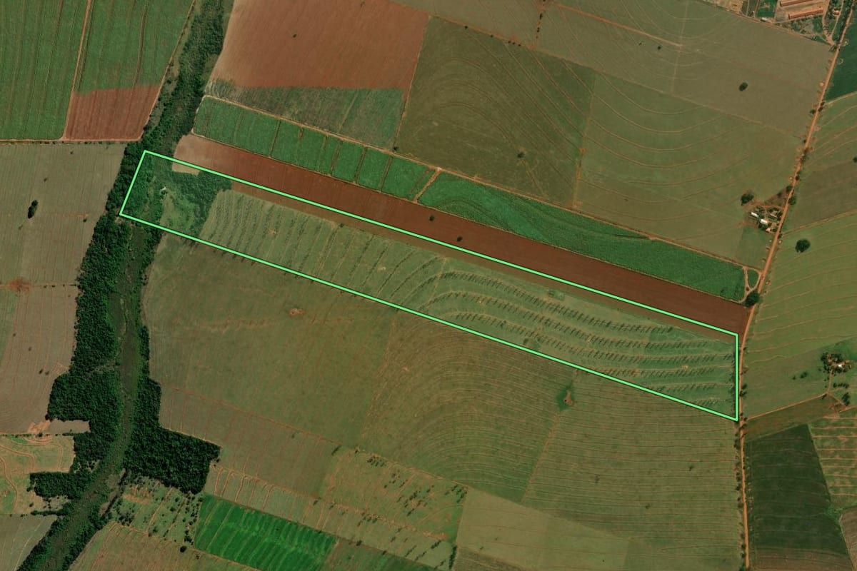Imagem de satélite do imóvel rural em Santo Antônio do Caiuá (PR), com o contorno declarado no CAR desenhado por cima.