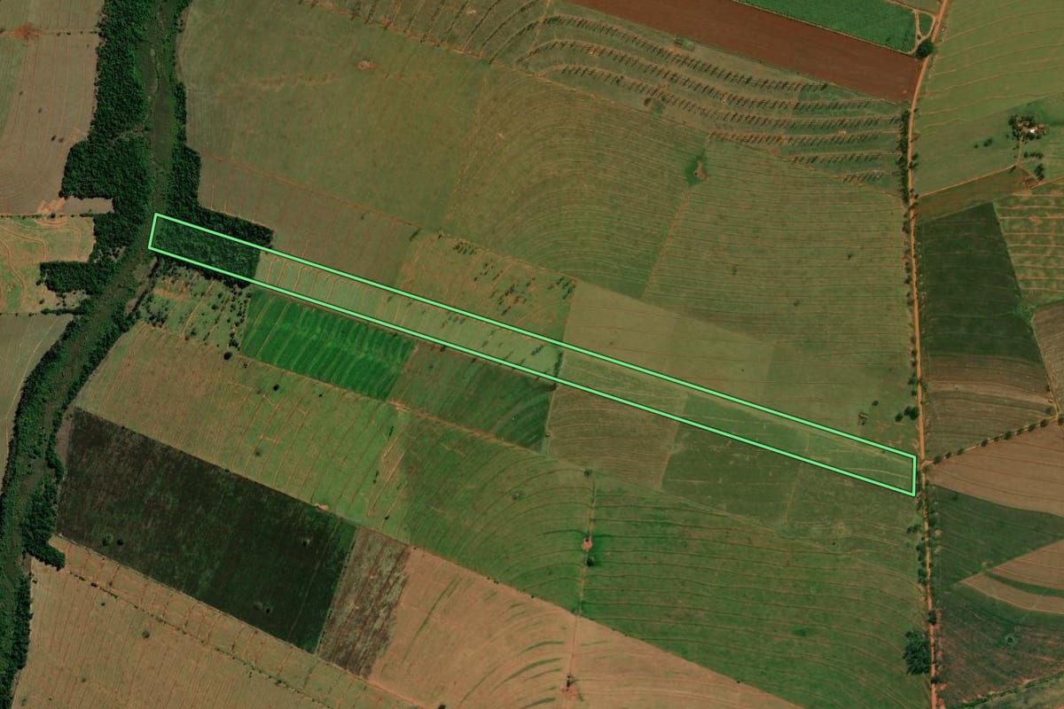 Imagem de satélite do imóvel rural em Santo Antônio do Caiuá (PR), com o contorno declarado no CAR desenhado por cima.