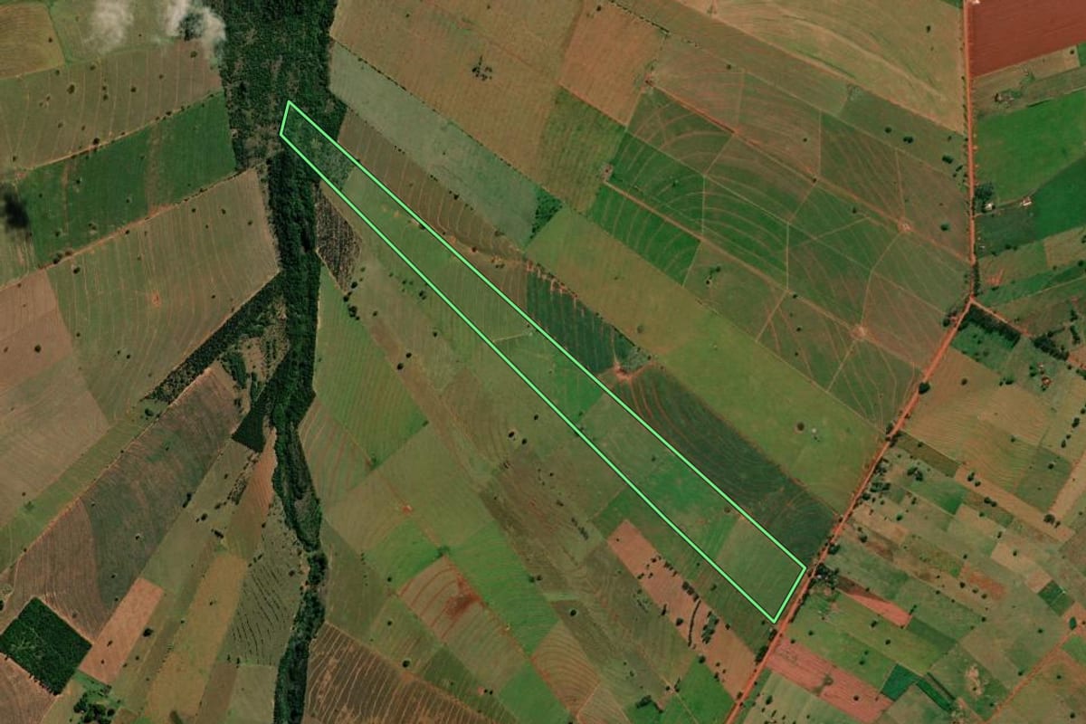Imagem de satélite do imóvel rural em Santo Antônio do Caiuá (PR), com o contorno declarado no CAR desenhado por cima.