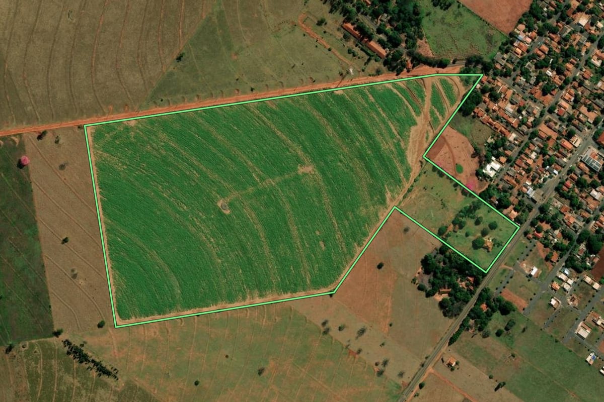 Imagem de satélite do imóvel rural em Santo Antônio do Caiuá (PR), com o contorno declarado no CAR desenhado por cima.