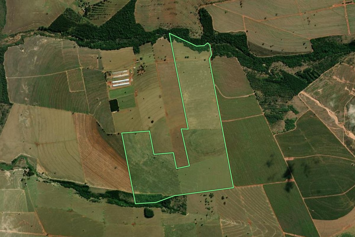 Imagem de satélite do imóvel rural em Santo Antônio do Caiuá (PR), com o contorno declarado no CAR desenhado por cima.