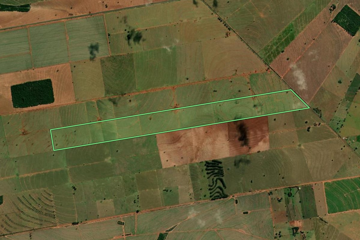 Imagem de satélite do imóvel rural em Santo Antônio do Caiuá (PR), com o contorno declarado no CAR desenhado por cima.