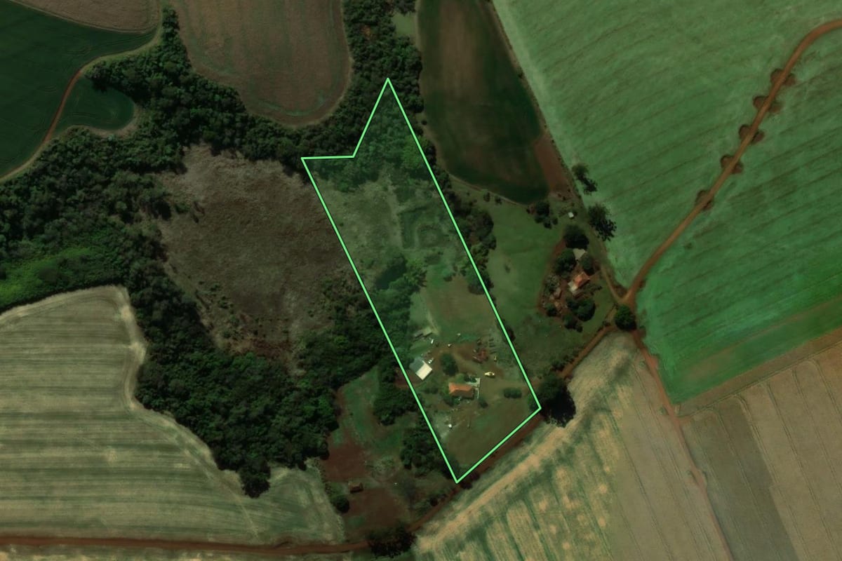 Imagem de satélite do imóvel rural em Santo Antônio do Paraíso (PR), com o contorno declarado no CAR desenhado por cima.