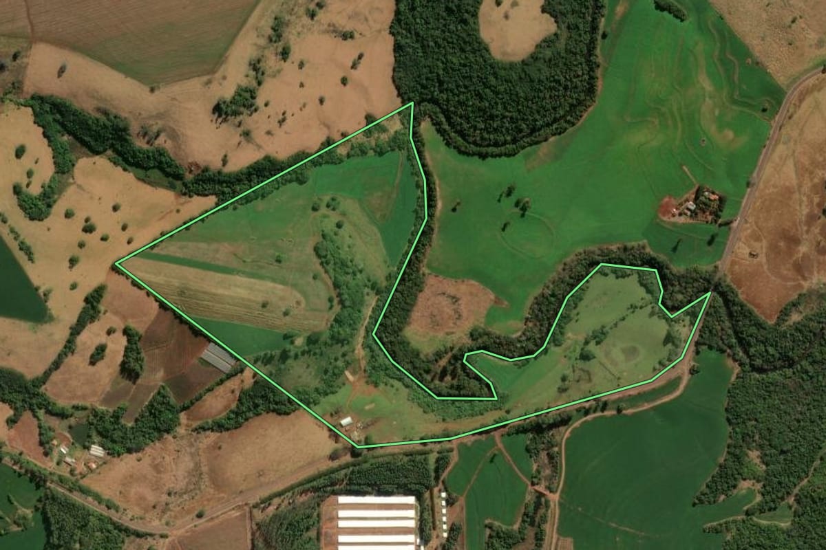 Imagem de satélite do imóvel rural em Santo Antônio do Paraíso (PR), com o contorno declarado no CAR desenhado por cima.