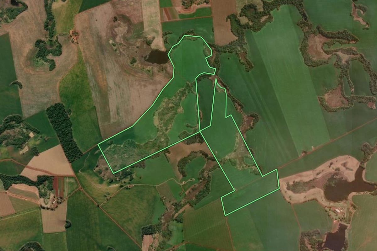 Imagem de satélite do imóvel rural em Santo Antônio do Paraíso (PR), com o contorno declarado no CAR desenhado por cima.