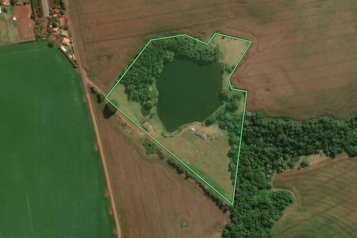 Imagem de satélite do imóvel rural em Santo Antônio do Paraíso (PR), com o contorno declarado no CAR desenhado por cima.