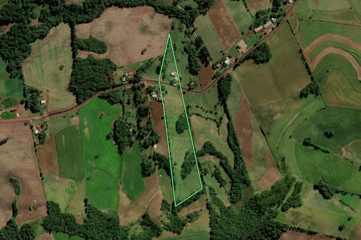 Imagem de satélite do imóvel rural em Santo Antônio do Sudoeste (PR), com o contorno declarado no CAR desenhado por cima.