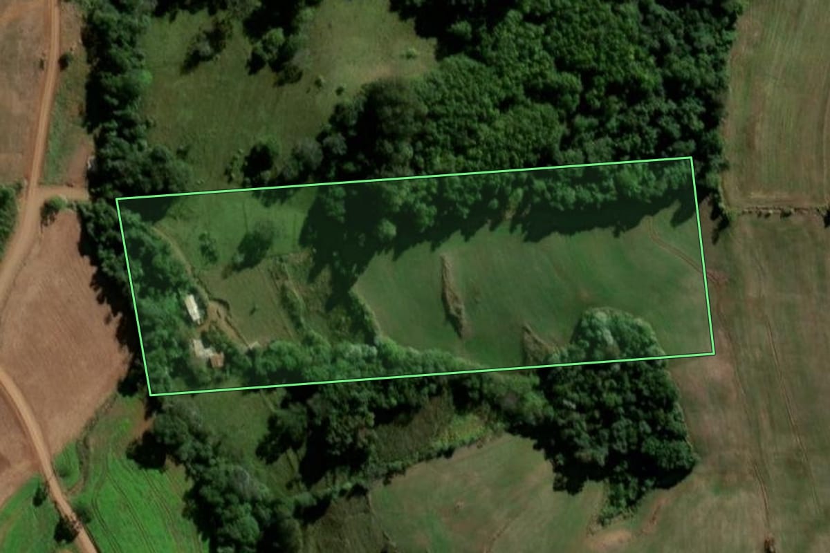 Imagem de satélite do imóvel rural em Santo Antônio do Sudoeste (PR), com o contorno declarado no CAR desenhado por cima.