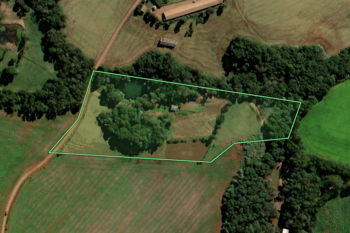 Imagem de satélite do imóvel rural em Santo Antônio do Sudoeste (PR), com o contorno declarado no CAR desenhado por cima.