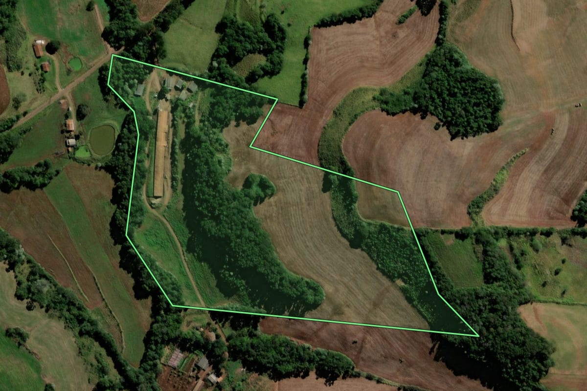 Imagem de satélite do imóvel rural em Santo Antônio do Sudoeste (PR), com o contorno declarado no CAR desenhado por cima.