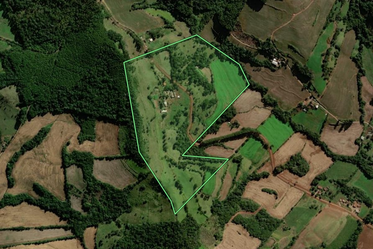 Imagem de satélite do imóvel rural em Santo Antônio do Sudoeste (PR), com o contorno declarado no CAR desenhado por cima.