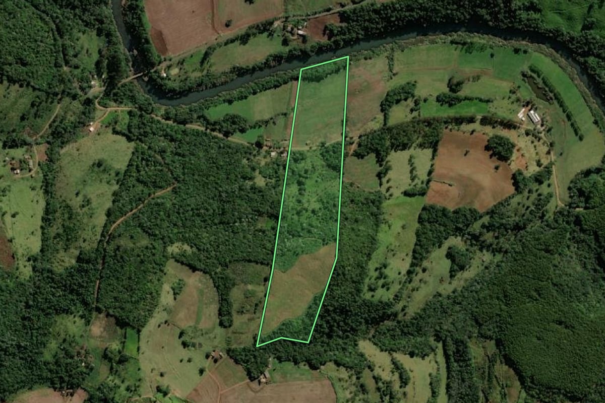 Imagem de satélite do imóvel rural em Santo Antônio do Sudoeste (PR), com o contorno declarado no CAR desenhado por cima.