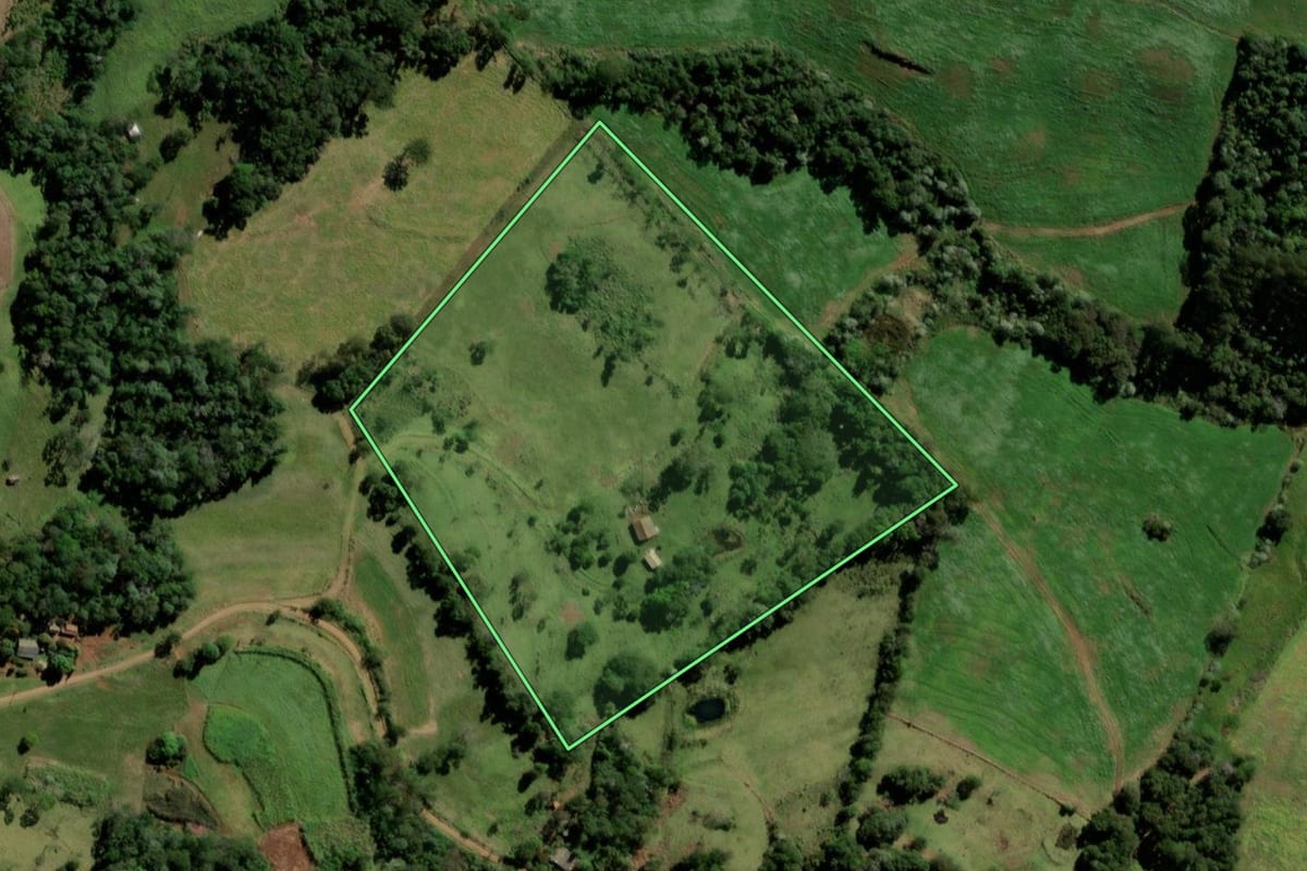 Imagem de satélite do imóvel rural em Santo Antônio do Sudoeste (PR), com o contorno declarado no CAR desenhado por cima.