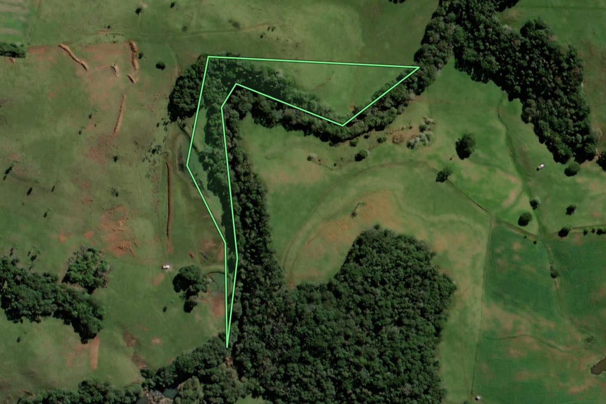 Imagem de satélite do imóvel rural em Santo Antônio do Sudoeste (PR), com o contorno declarado no CAR desenhado por cima.