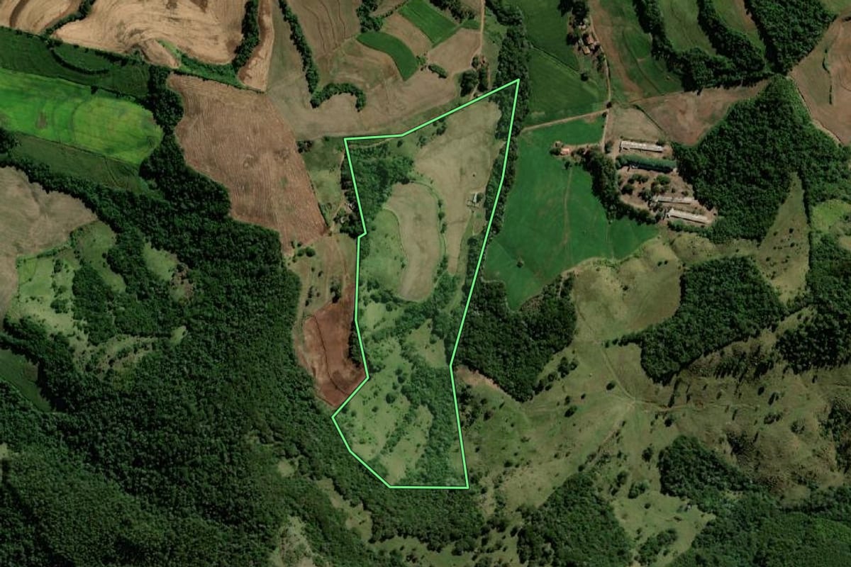 Imagem de satélite do imóvel rural em Santo Antônio do Sudoeste (PR), com o contorno declarado no CAR desenhado por cima.