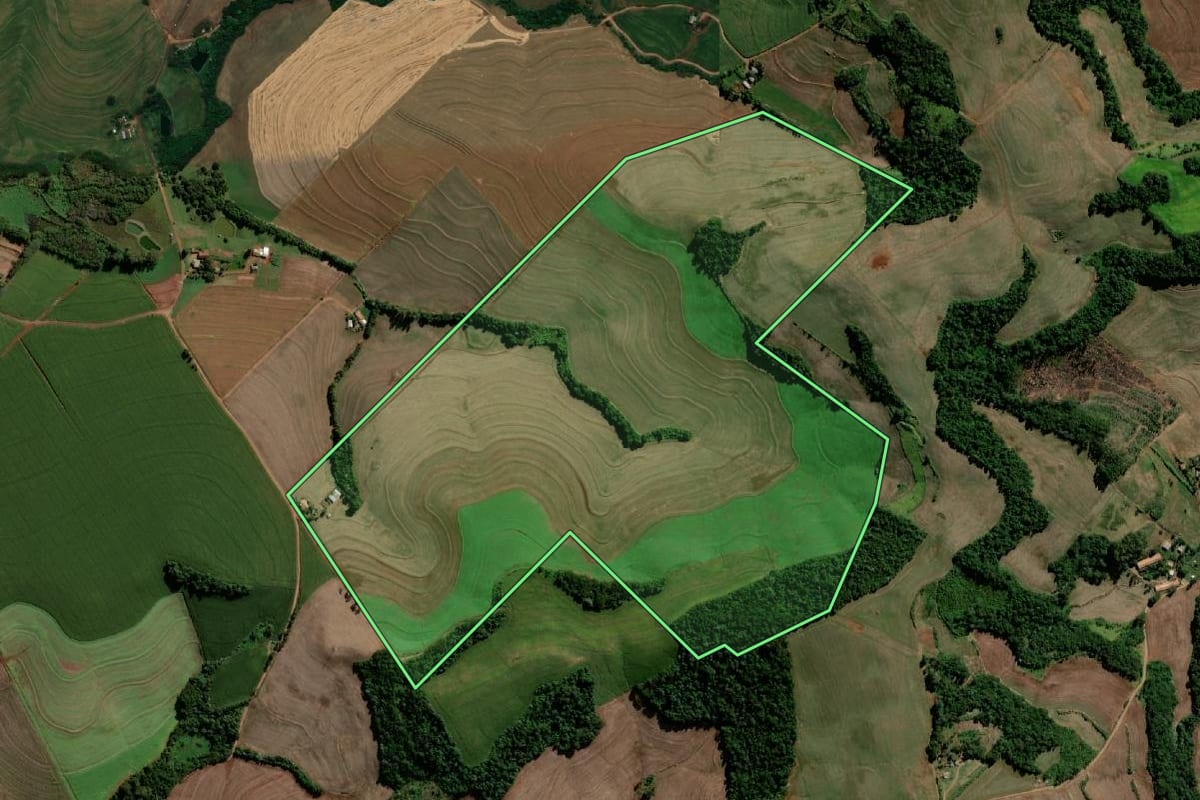 Imagem de satélite do imóvel rural em Santo Antônio do Sudoeste (PR), com o contorno declarado no CAR desenhado por cima.