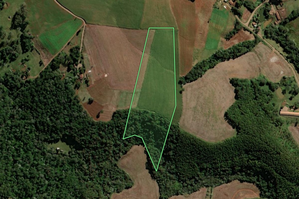 Imagem de satélite do imóvel rural em Santo Antônio do Sudoeste (PR), com o contorno declarado no CAR desenhado por cima.