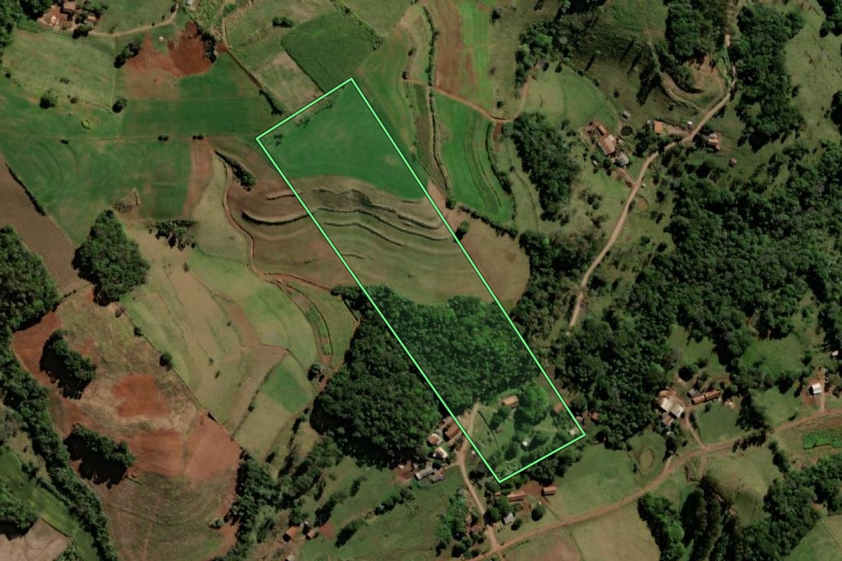Imagem de satélite do imóvel rural em Santo Antônio do Sudoeste (PR), com o contorno declarado no CAR desenhado por cima.