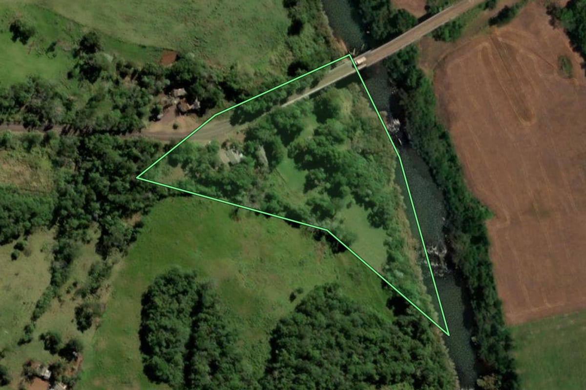 Imagem de satélite do imóvel rural em Santo Antônio do Sudoeste (PR), com o contorno declarado no CAR desenhado por cima.