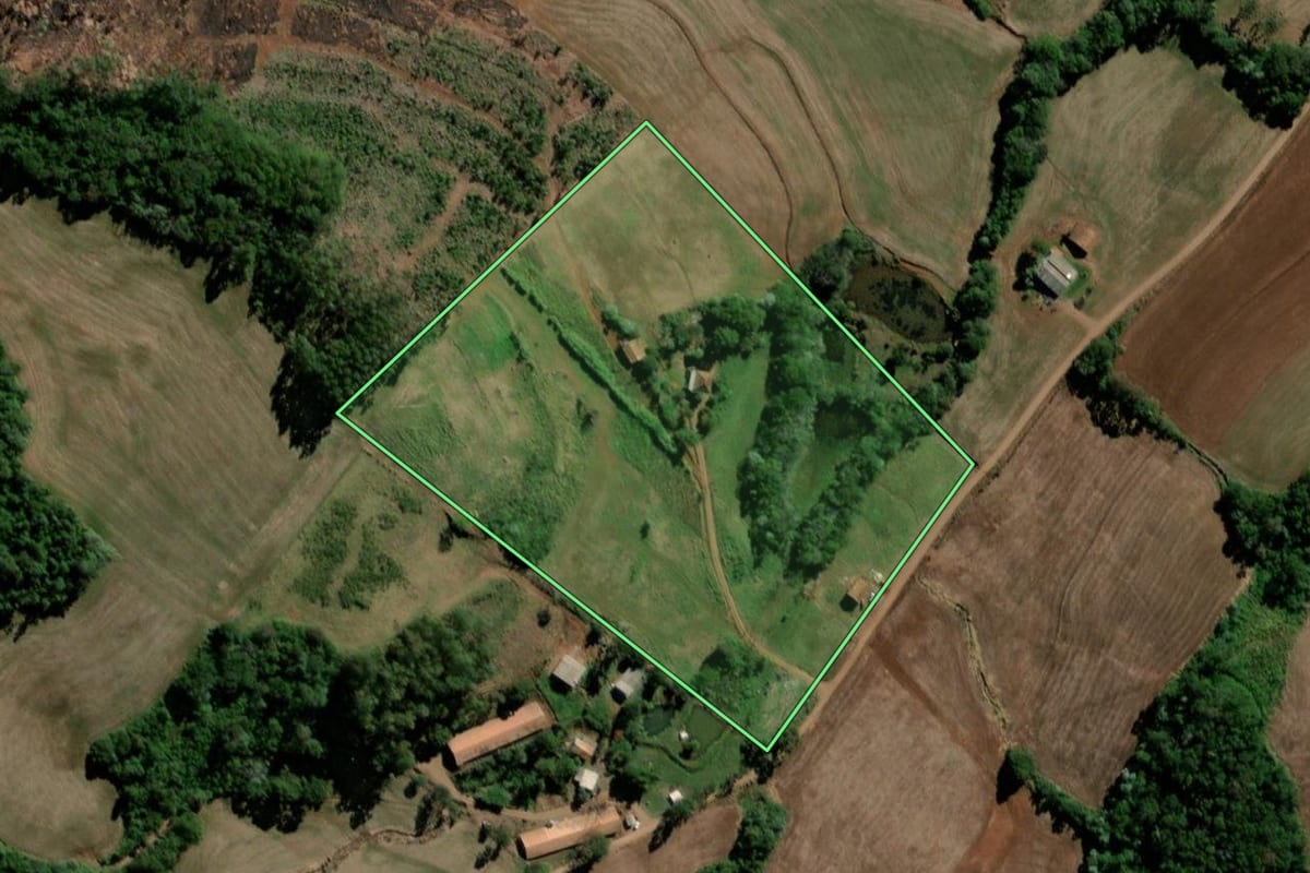 Imagem de satélite do imóvel rural em Santo Antônio do Sudoeste (PR), com o contorno declarado no CAR desenhado por cima.