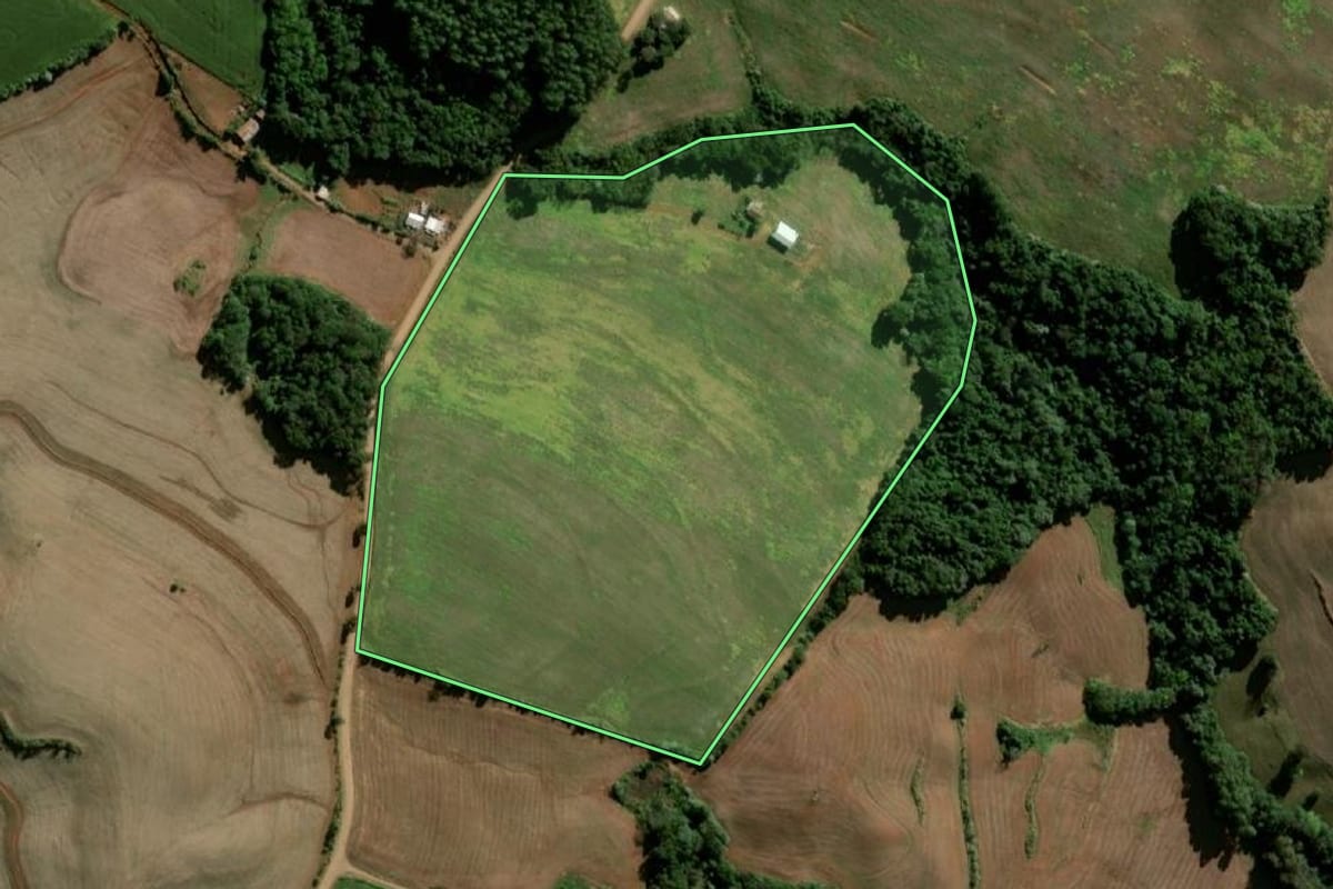 Imagem de satélite do imóvel rural em Santo Antônio do Sudoeste (PR), com o contorno declarado no CAR desenhado por cima.