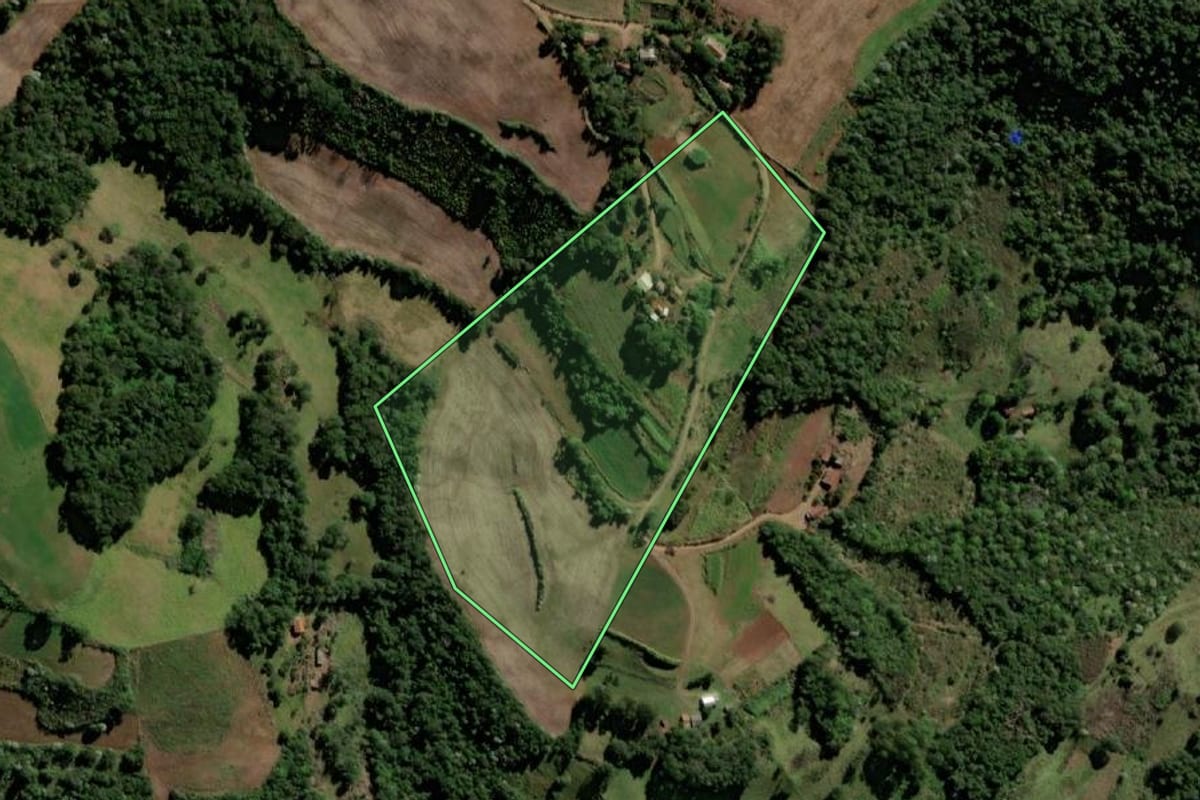 Imagem de satélite do imóvel rural em Santo Antônio do Sudoeste (PR), com o contorno declarado no CAR desenhado por cima.