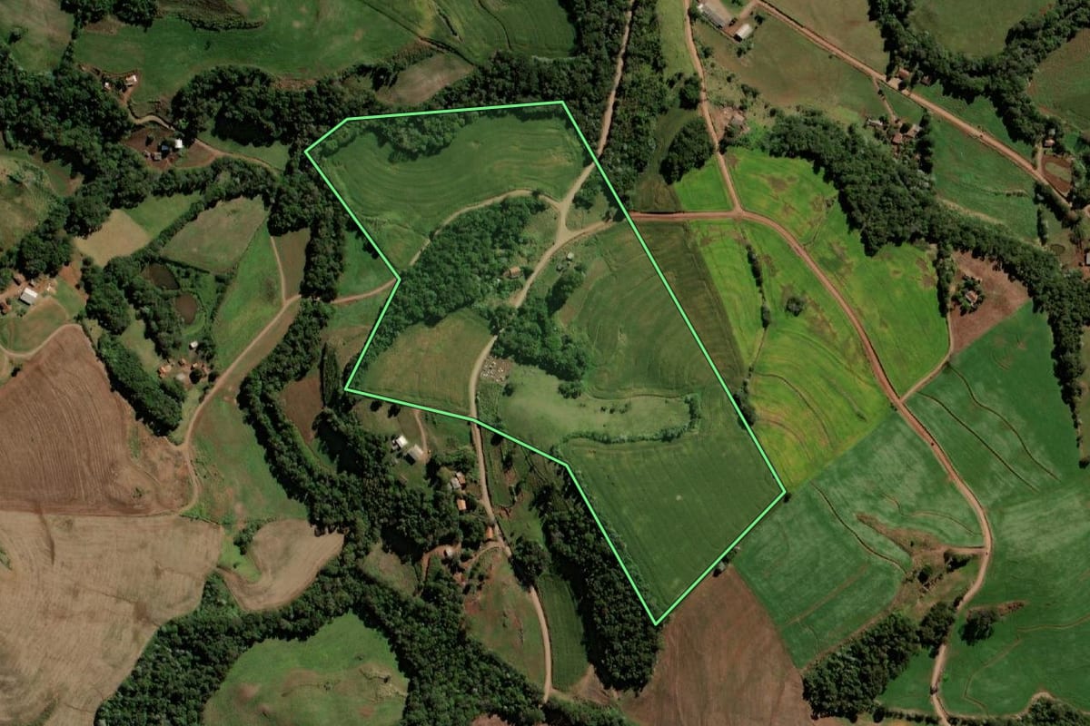 Imagem de satélite do imóvel rural em Santo Antônio do Sudoeste (PR), com o contorno declarado no CAR desenhado por cima.