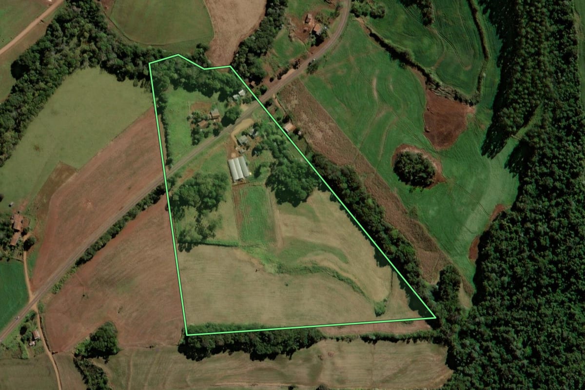 Imagem de satélite do imóvel rural em Santo Antônio do Sudoeste (PR), com o contorno declarado no CAR desenhado por cima.
