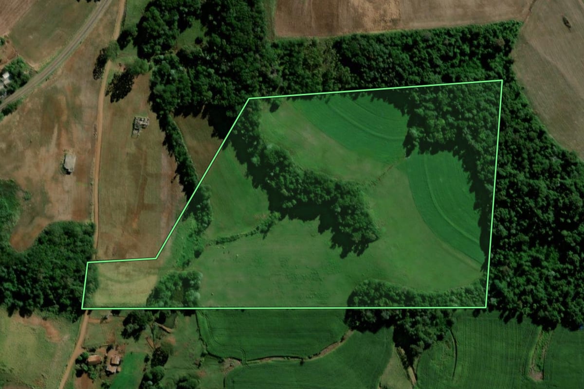 Imagem de satélite do imóvel rural em Santo Antônio do Sudoeste (PR), com o contorno declarado no CAR desenhado por cima.