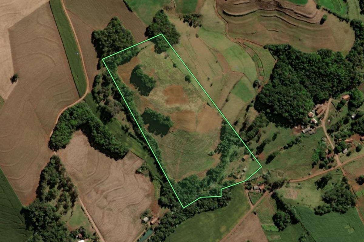 Imagem de satélite do imóvel rural em Santo Antônio do Sudoeste (PR), com o contorno declarado no CAR desenhado por cima.