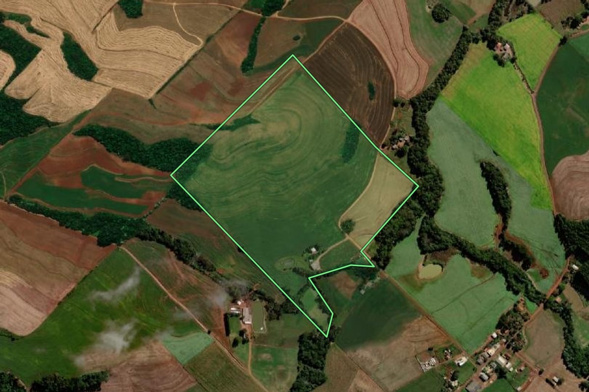 Imagem de satélite do imóvel rural em Santo Antônio do Sudoeste (PR), com o contorno declarado no CAR desenhado por cima.
