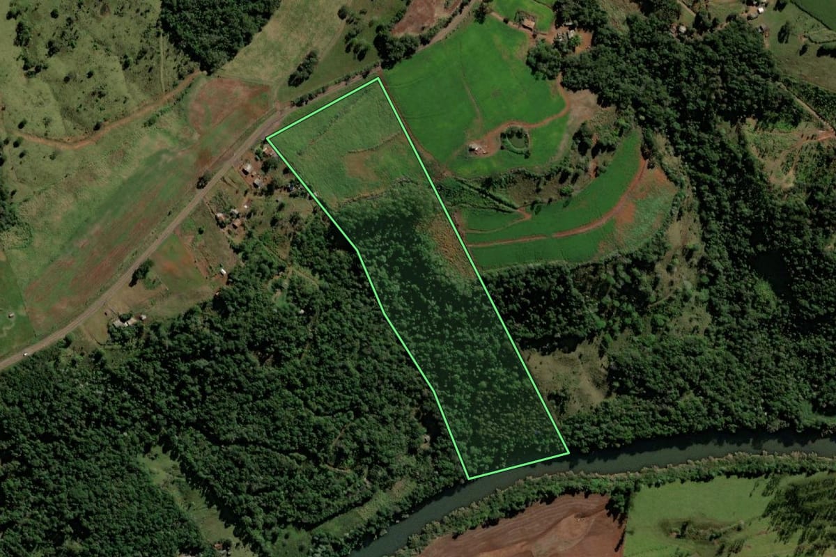 Imagem de satélite do imóvel rural em Santo Antônio do Sudoeste (PR), com o contorno declarado no CAR desenhado por cima.