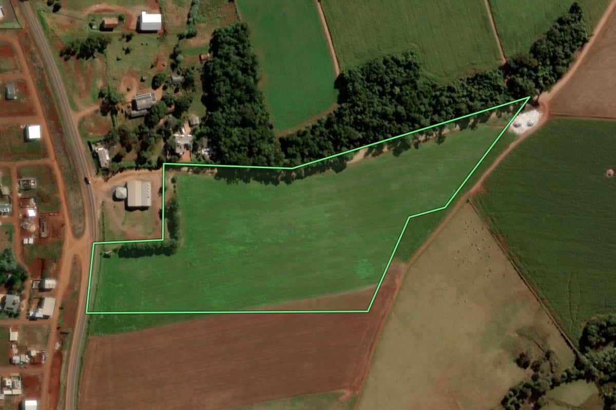 Imagem de satélite do imóvel rural em Santo Antônio do Sudoeste (PR), com o contorno declarado no CAR desenhado por cima.