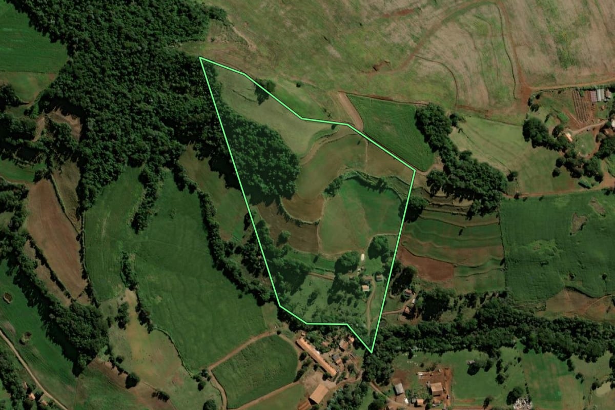 Imagem de satélite do imóvel rural em Santo Antônio do Sudoeste (PR), com o contorno declarado no CAR desenhado por cima.