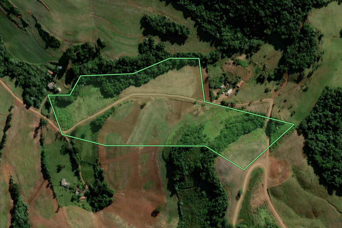 Imagem de satélite do imóvel rural em Santo Antônio do Sudoeste (PR), com o contorno declarado no CAR desenhado por cima.