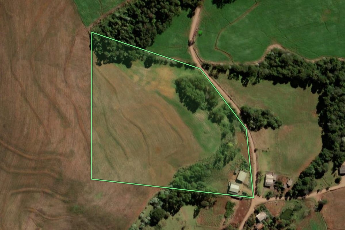 Imagem de satélite do imóvel rural em Santo Antônio do Sudoeste (PR), com o contorno declarado no CAR desenhado por cima.