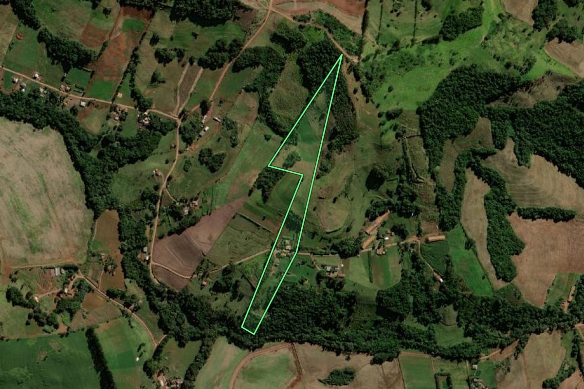 Imagem de satélite do imóvel rural em Santo Antônio do Sudoeste (PR), com o contorno declarado no CAR desenhado por cima.