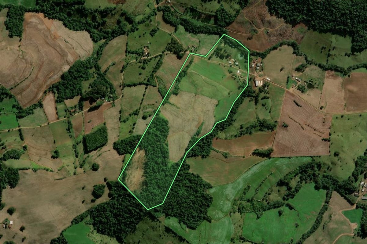 Imagem de satélite do imóvel rural em Santo Antônio do Sudoeste (PR), com o contorno declarado no CAR desenhado por cima.